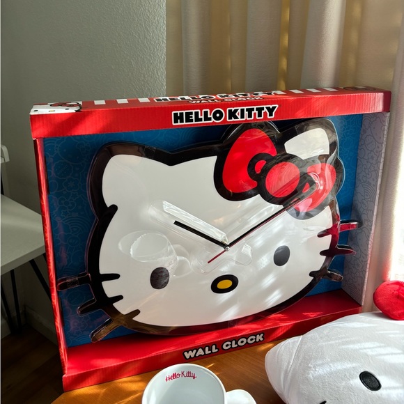 Hello Kitty Wall Clock Bundle - Picture 2 of 9